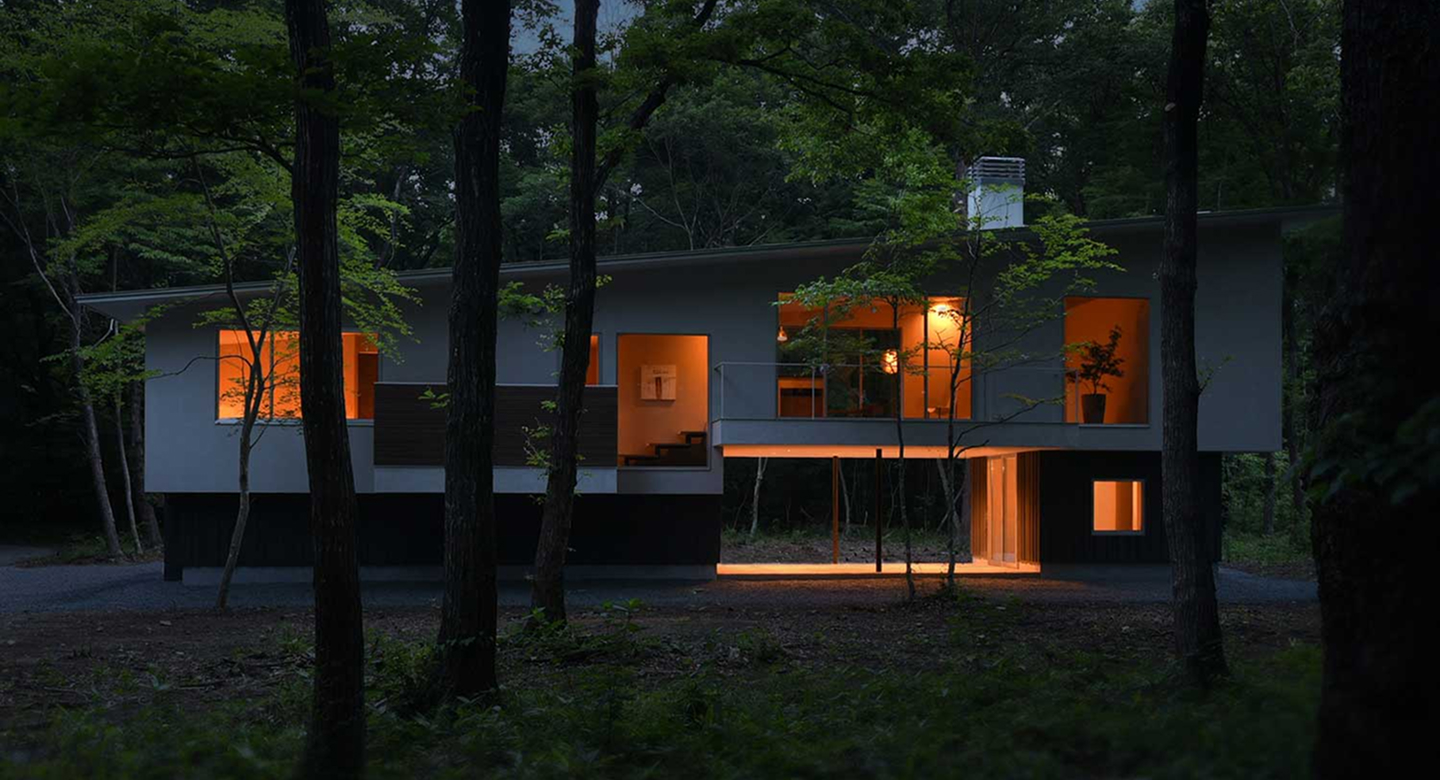 夜の森に建つ住宅